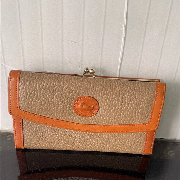 Dooney & Bourke All Weather Kisslock Pebbled Leather Womens Clutch wallet Vintag - Picture 1 of 5